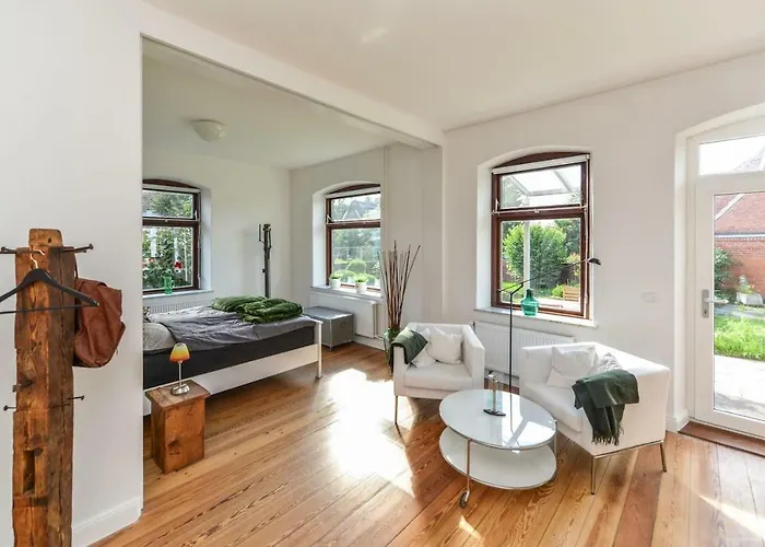 Kanalvilla - Urlaub Am Nord-Ostseekanal - Zwei Ferienwohnungen Im Angebot- Eine Im Dachgeschoss Und Eine Wohnung Mit Garten
